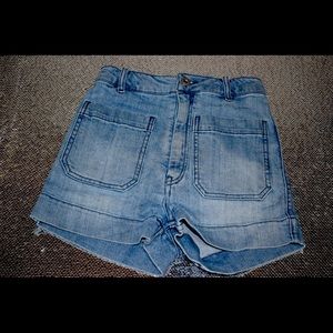 Front pocket denim shorts